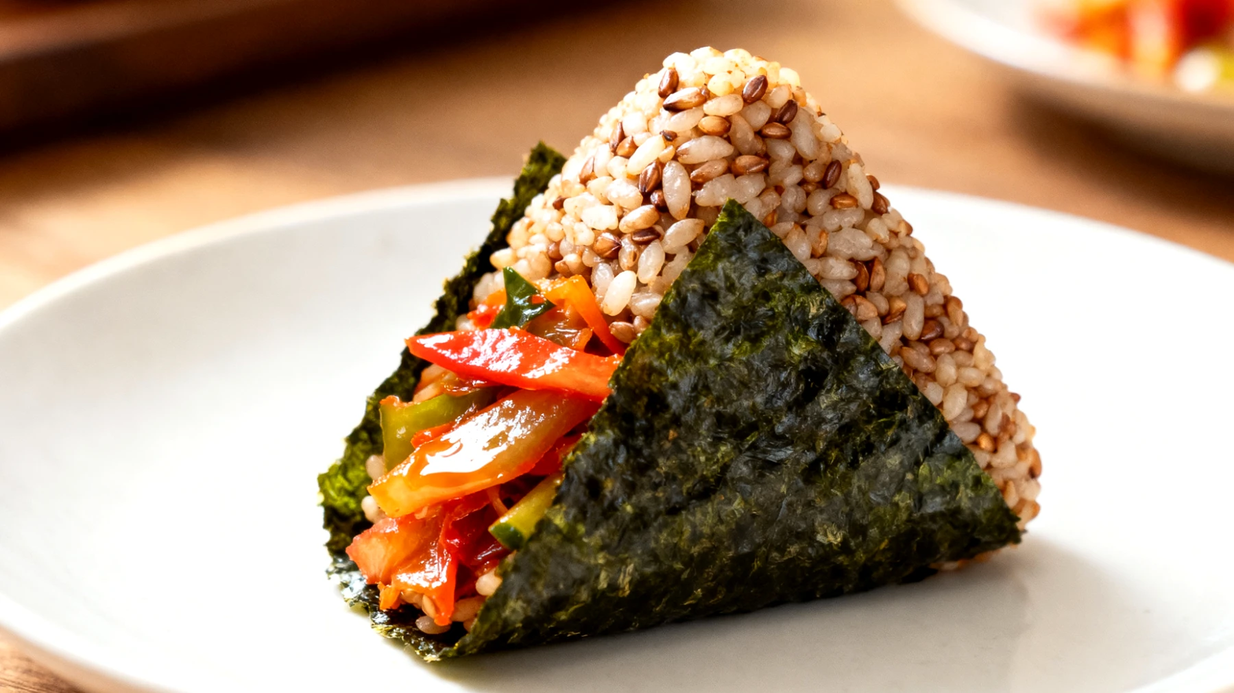 Buchweizen-Nori-Onigiri mit fermentiertem Gemüse"