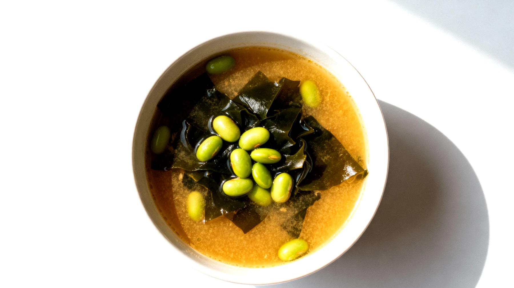 Miso-Suppe mit Wakame-Algen und Edamame"