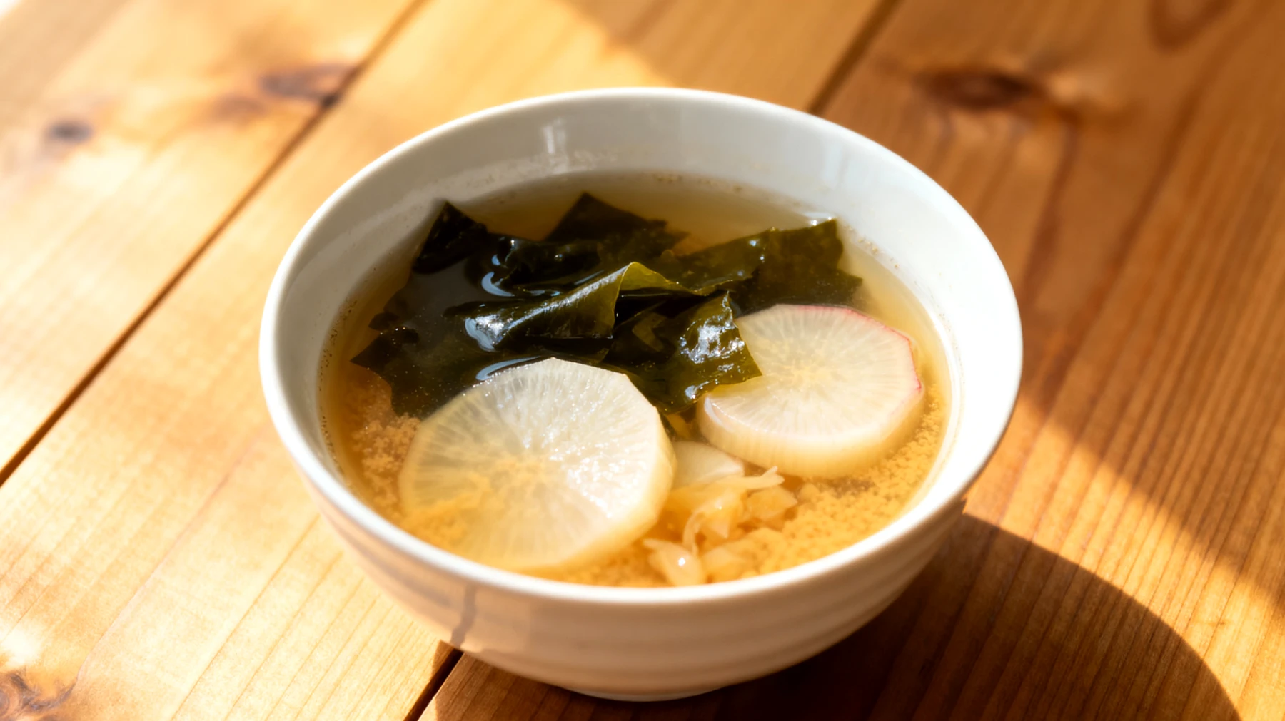 Miso-Suppe mit Wakame-Algen und fermentierten Rüben"