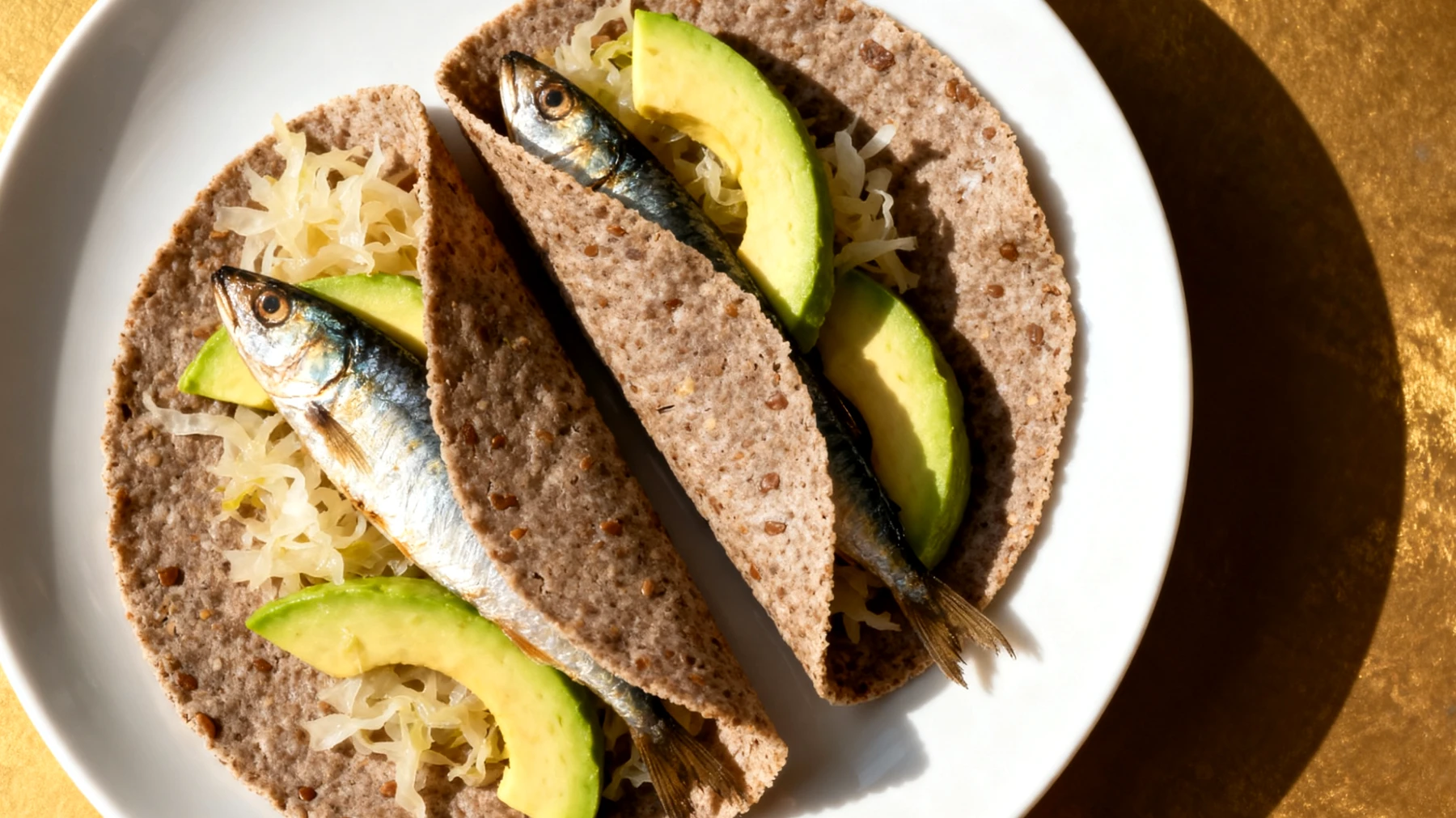 Sardinen-Buchweizen-Wraps mit Avocado und Sauerkraut"